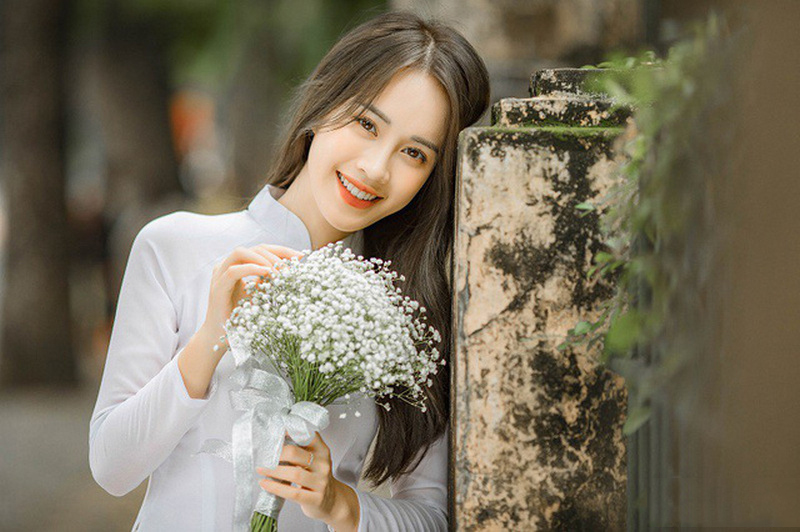 Cách tạo dáng chụp ảnh áo dài kỷ yếu với phụ kiện hoa tươi