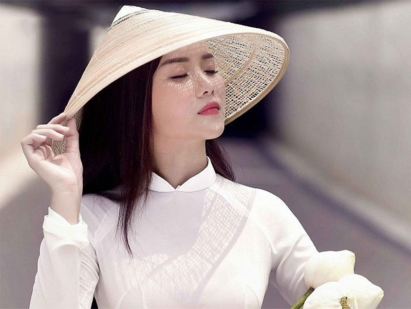 Cách tạo dáng chụp ảnh áo dài kỷ yếu với đạo cụ nón lá