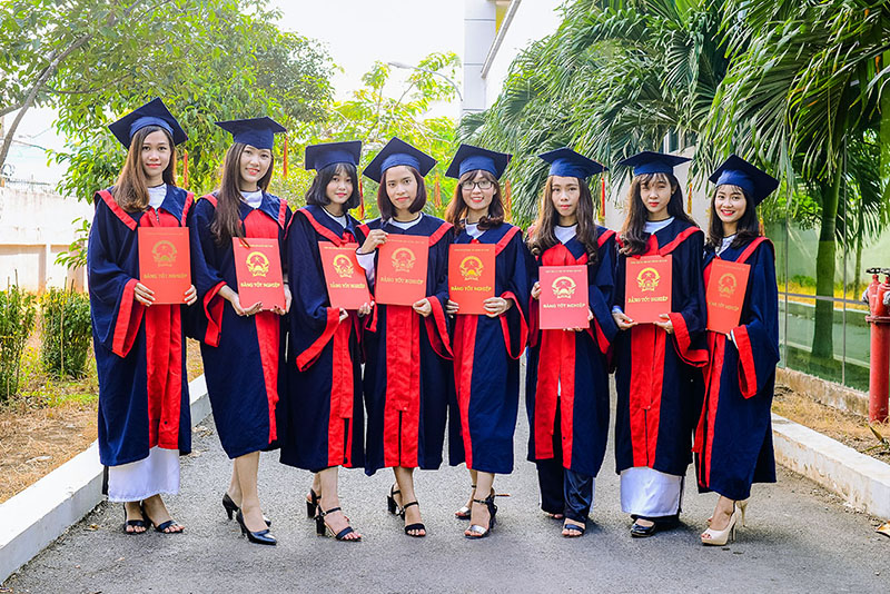 Cách tạo dáng chụp ảnh áo dài kỷ yếu với đạo cụ bằng tốt nghiệp tượng trưng