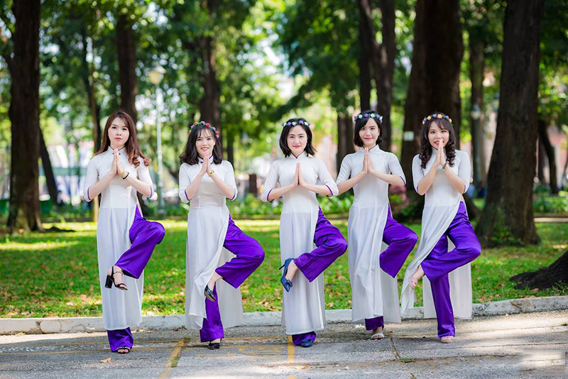 Cách tạo dáng chụp ảnh áo dài kỷ yếu theo nhóm dáng lầy lội, nghich ngợm