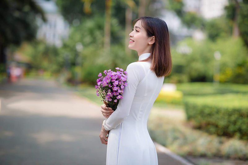 Cách tạo dáng chụp ảnh áo dài kỷ yếu góc nghiêng