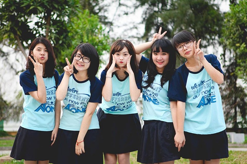 Chụp ảnh kỷ yếu nên mặc gì? - Đồng phục lớp