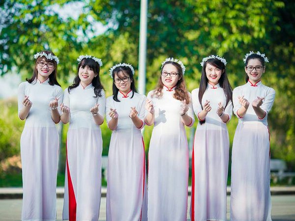 Chụp ảnh kỷ yếu nên mặc gì? - Áo dài truyền thống