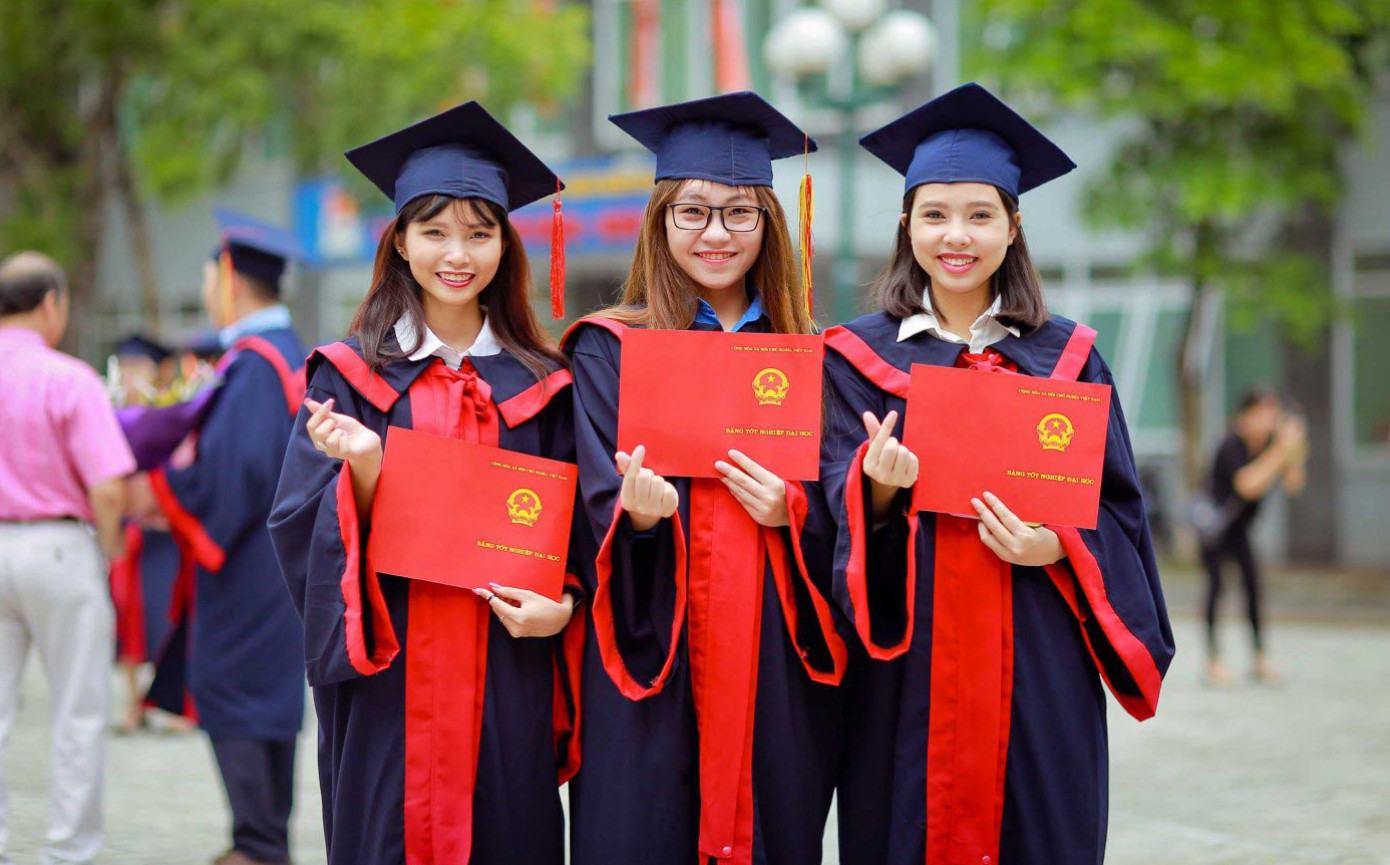 Chụp ảnh với áo cử nhân
