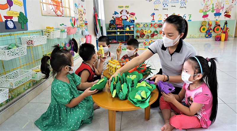 Một số mẫu đồng phục giáo viên mầm non may sẵn đẹp nhất