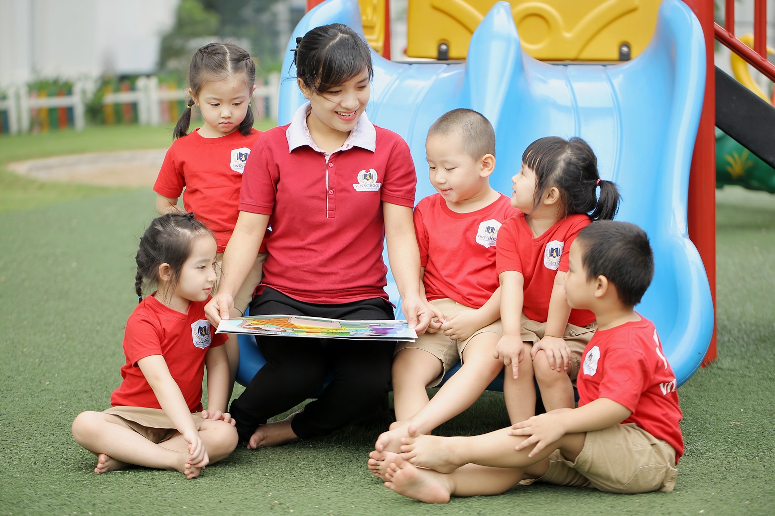 Mẫu đồng phục giáo viên mầm non may sẵn trường Vinschool