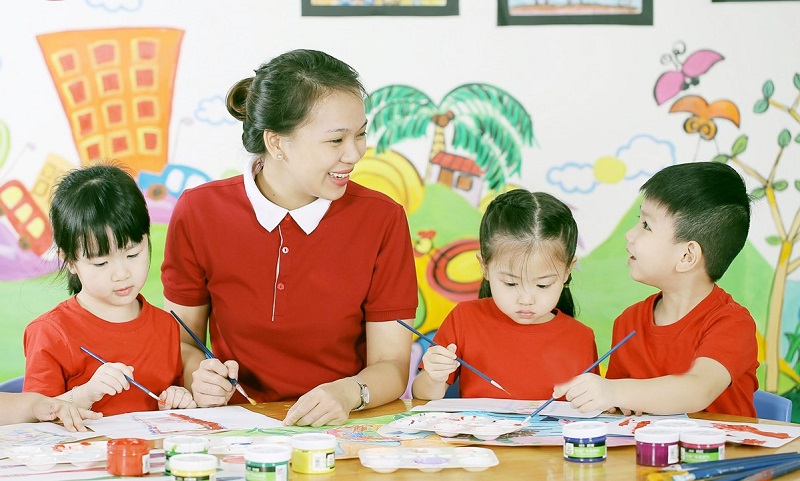 Bộ đồng phục giáo viên mầm non quốc tế mang lại hình ảnh chuyên nghiệp cho đội ngũ giáo viên và nhà trường
