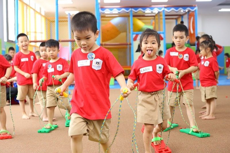 Đồng phục mầm non Vinschool với logo của trường nổi bật trên nền áo