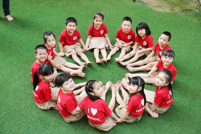 Đồng phục mầm non Vinschool tiêu biểu cho việc quảng bá thương hiệu trường học bằng đồng phục