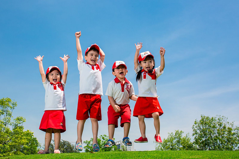 Có nên may đồng phục mầm non cho bé