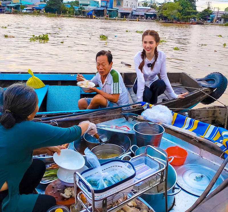 Kiểu tóc mặc áo bà ba xinh xắn - tóc tết hai bên