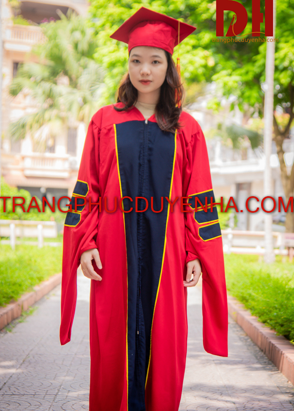 Lễ phục thạc sĩ với thiết kế đặc trưng