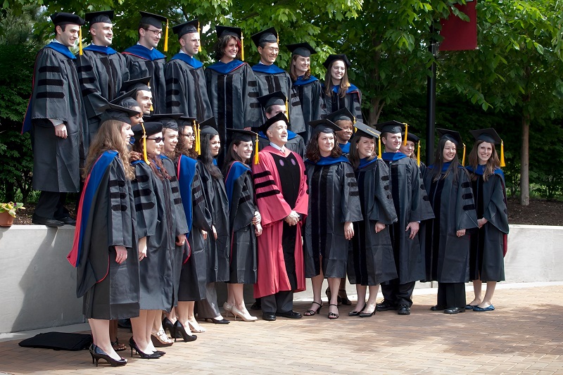 Lễ phục tốt nghiệp đại học Yale
