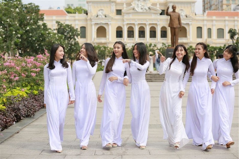 Chụp kỷ yếu mặc áo dài đi giày gì?