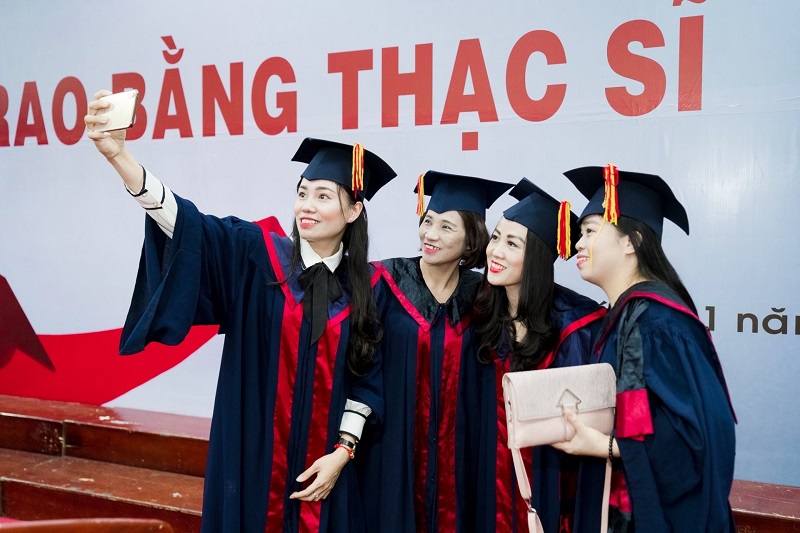 Áo thạc sĩ Duyên Hà