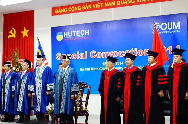 Lễ phục áo thạc sĩ