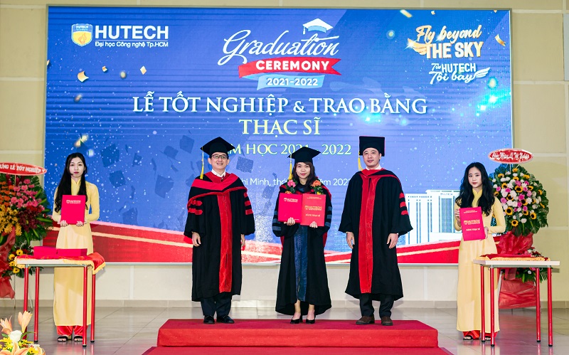 Lễ phục áo thạc sĩ