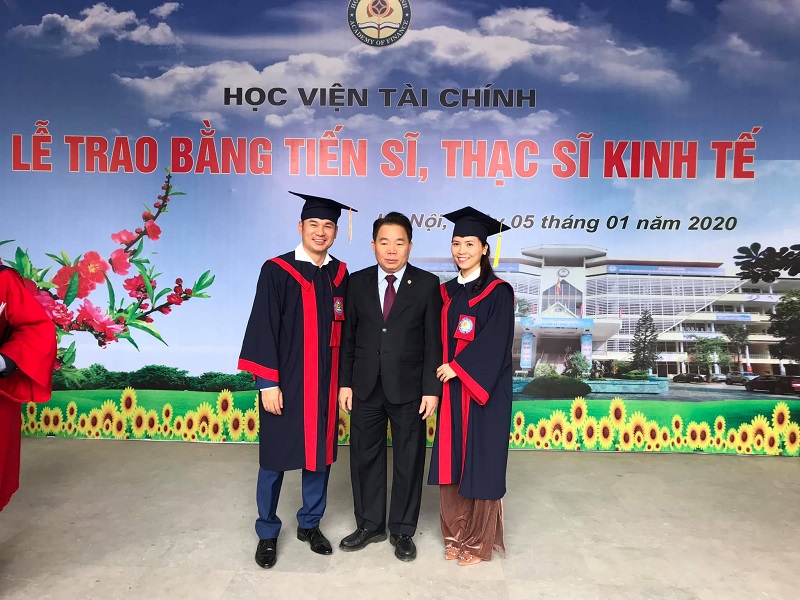 Lễ phục áo thạc sĩ