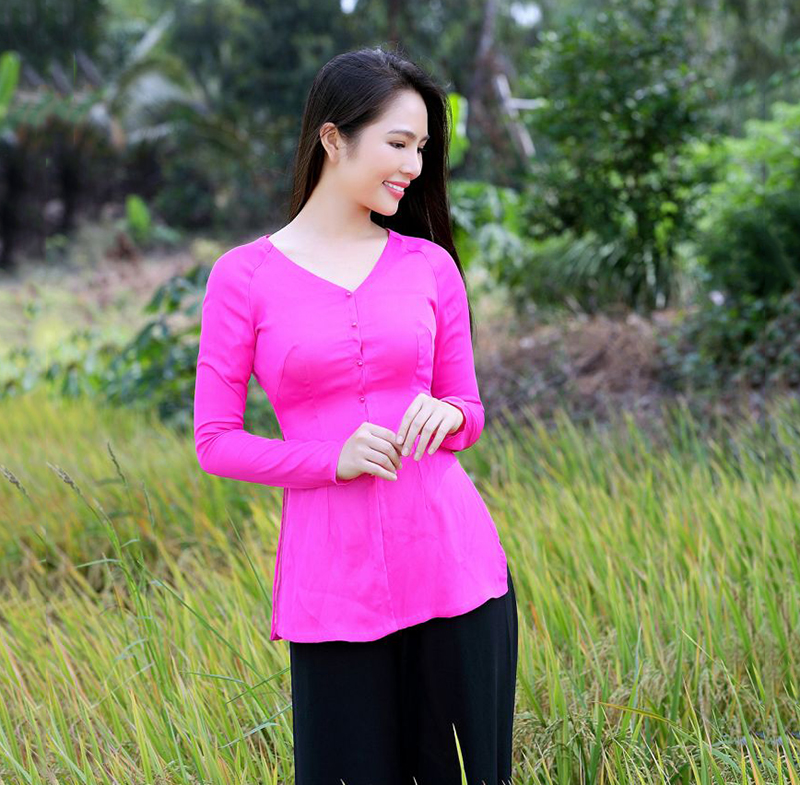 Tạo dáng với áo bà ba đưa tay ngang eo