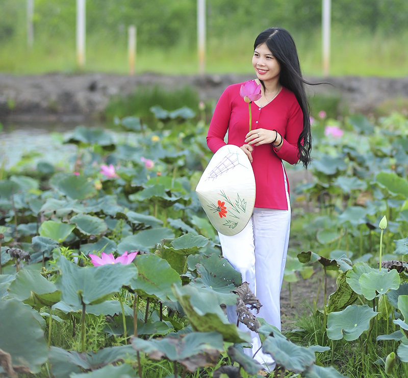 Tạo dáng với áo bà ba chụp đầm sen
