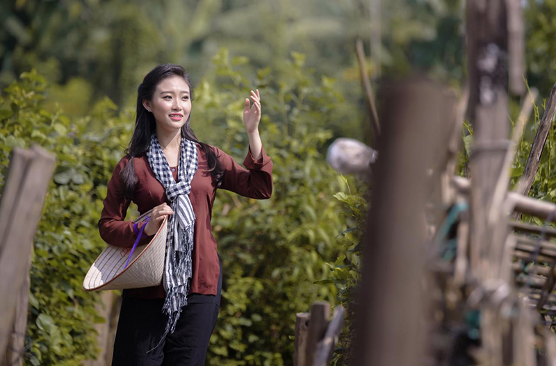 Tạo dáng với áo bà ba phải có khăn rằn