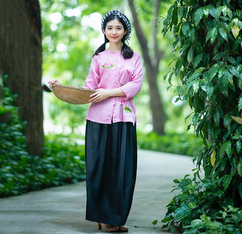 Kết hợp địa điểm chụp phù hợp và các cách tạo dáng với áo bà ba để cho ra một shoot hình ưng ý