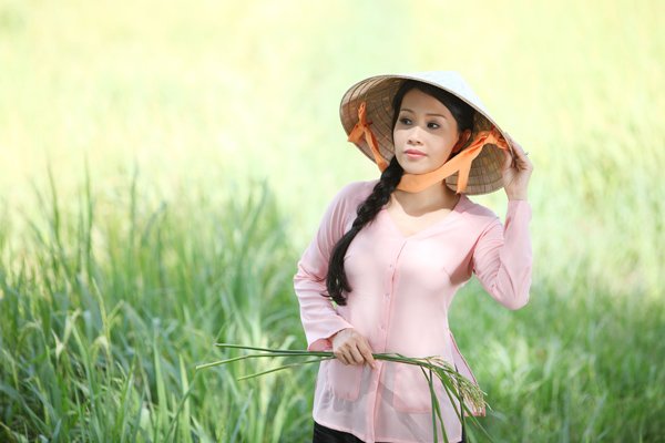 Tạo dáng với áo bà ba phải có nón lá