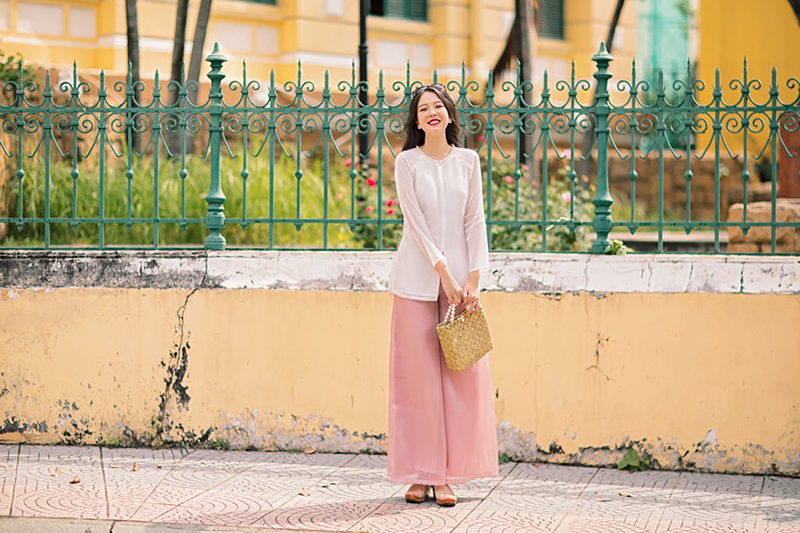 Tạo dáng với áo bà ba dạo bước trên phố
