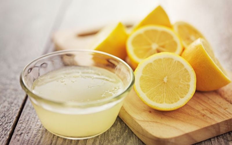 Cách tẩy trắng quần áo tại nhà với chanh tươi