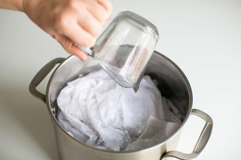 Cách tẩy trắng quần áo tại nhà với rượu vodka