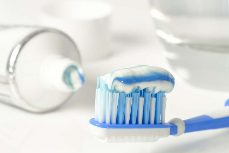 Cách tẩy trắng quần áo tại nhà với kem đánh răng