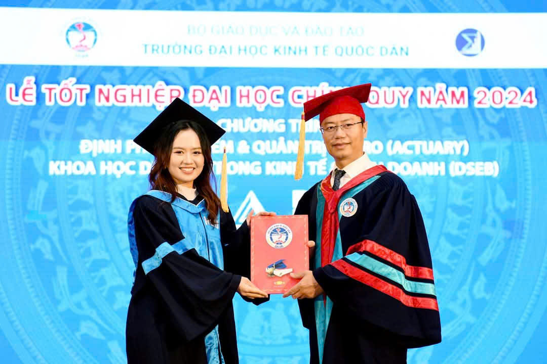 thuê áo tốt nghiệp đại học kinh tế quốc dân
