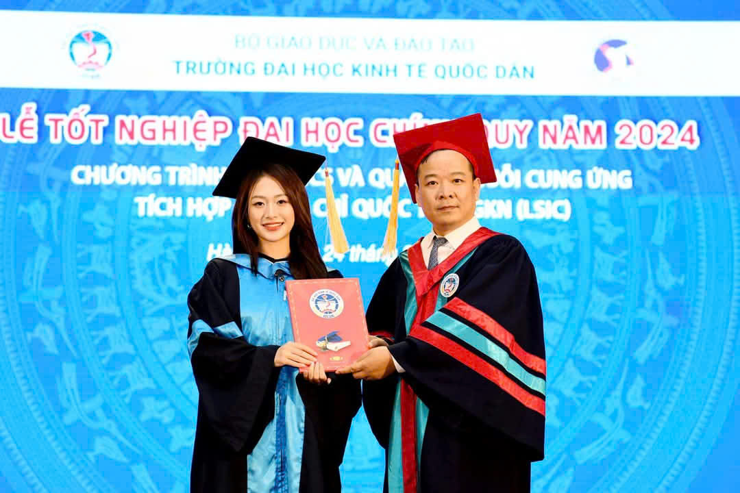 thuê áo tốt nghiệp đại học kinh tế quốc dân