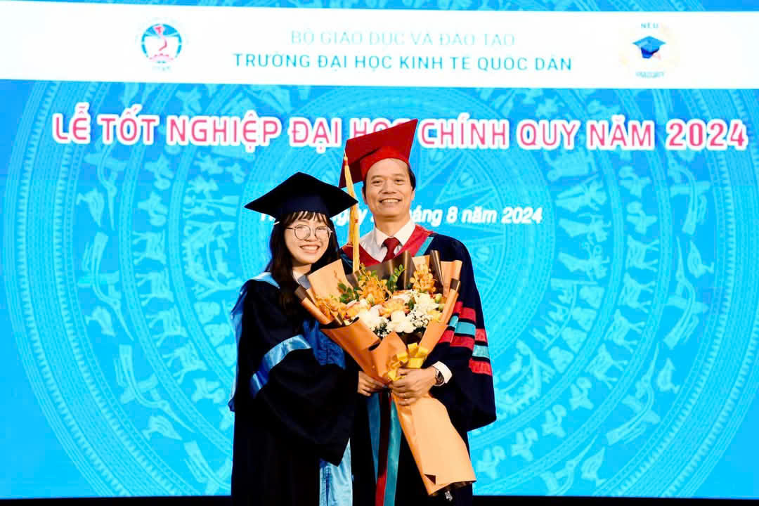 thuê áo tốt nghiệp đại học kinh tế quốc dân