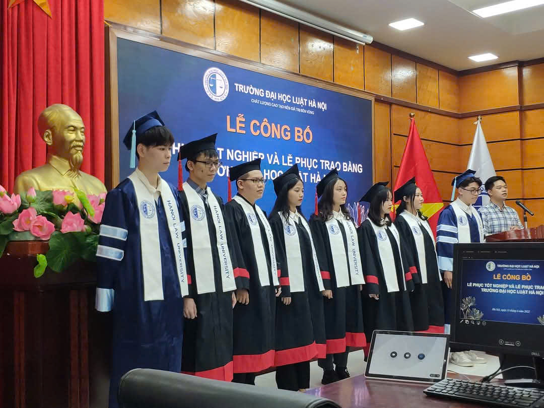 thuê áo tốt nghiệp đại học luật