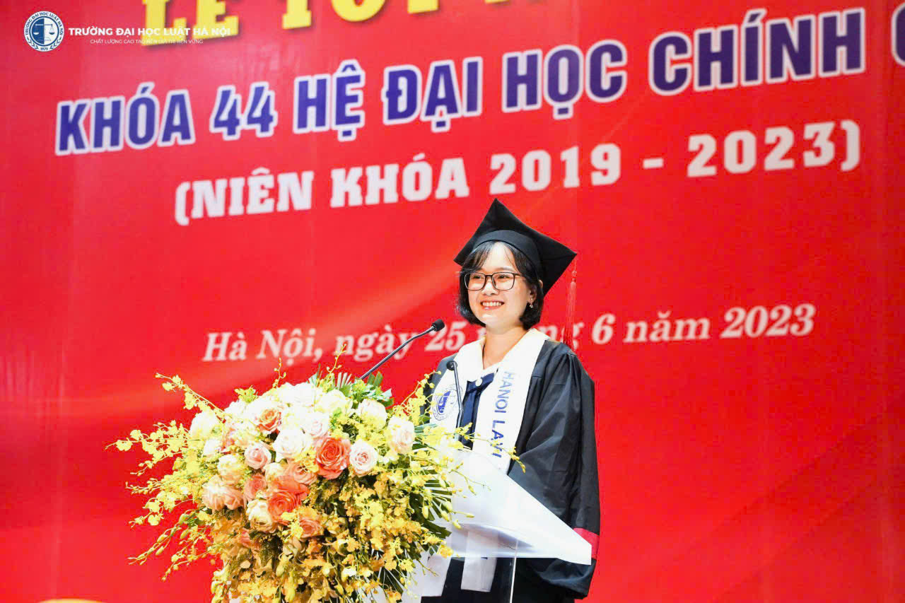thuê áo tốt nghiệp đại học luật