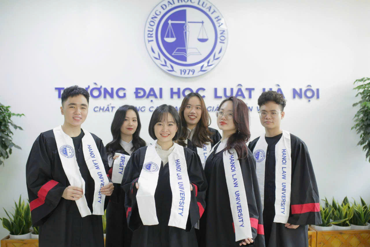 thuê áo tốt nghiệp đại học luật