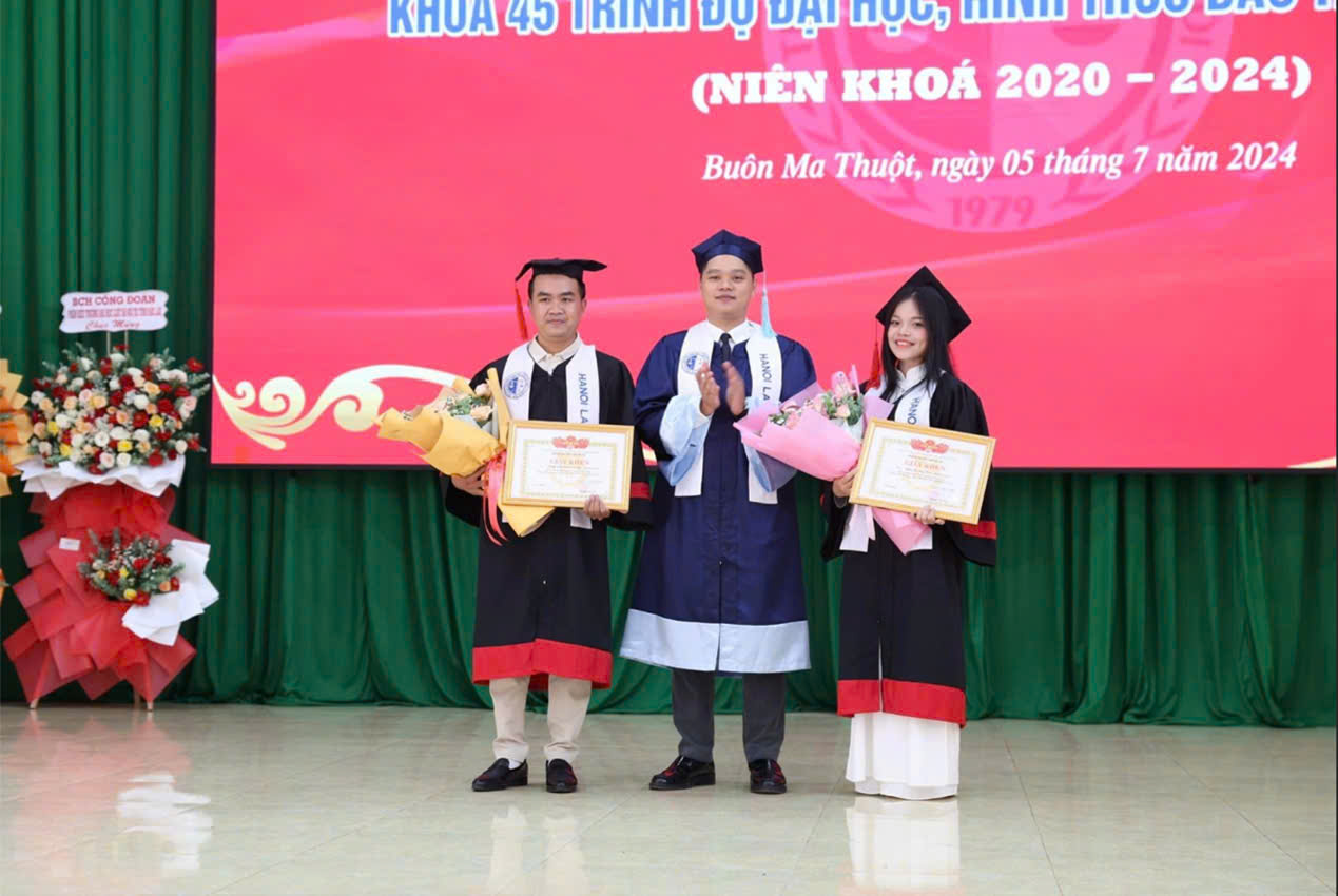 thuê áo tốt nghiệp đại học luật