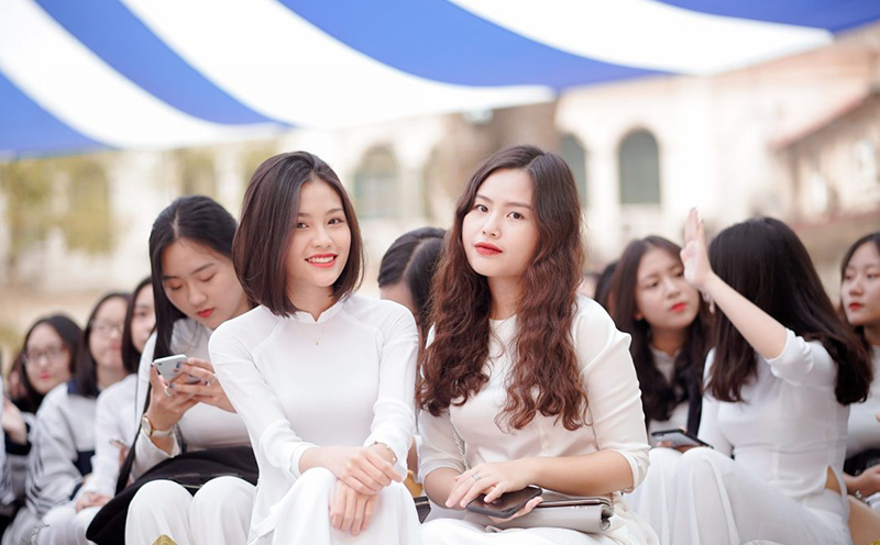 Tone trang điểm kỷ yếu trendy 2023