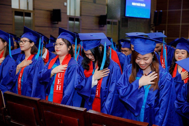 thuê hay may đồng phục tốt nghiệp