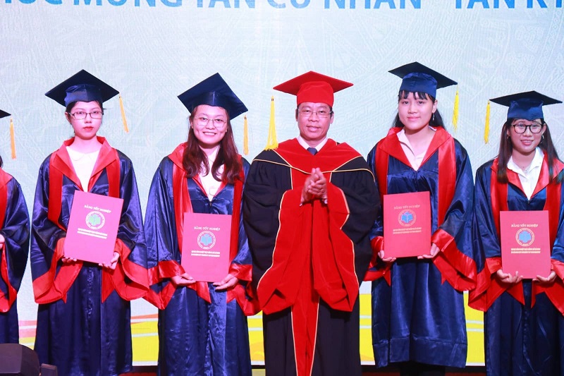 Nên thuê hay may đồng phục tốt nghiệp?