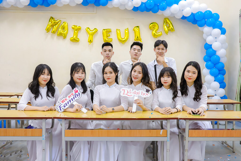 Bước đầu tiên của công cuộc trang trí lớp chụp kỷ yếu là phải xác định được ý tưởng và chủ đề trang trí