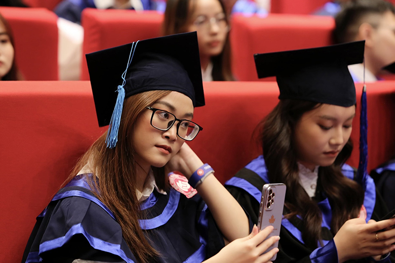 Top 10 xưởng may áo cử nhân hot nhất