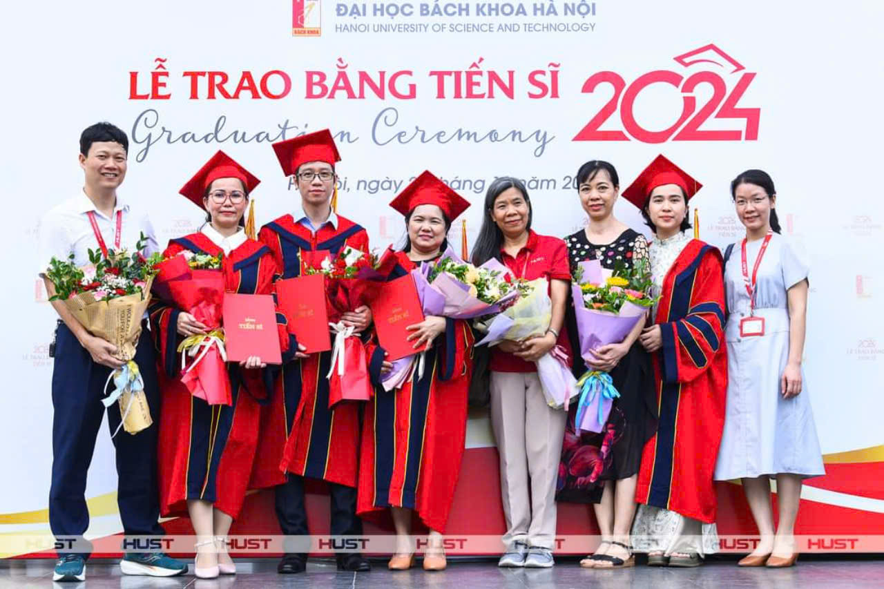 thuê áo tốt nghiệp đại học bách khoa