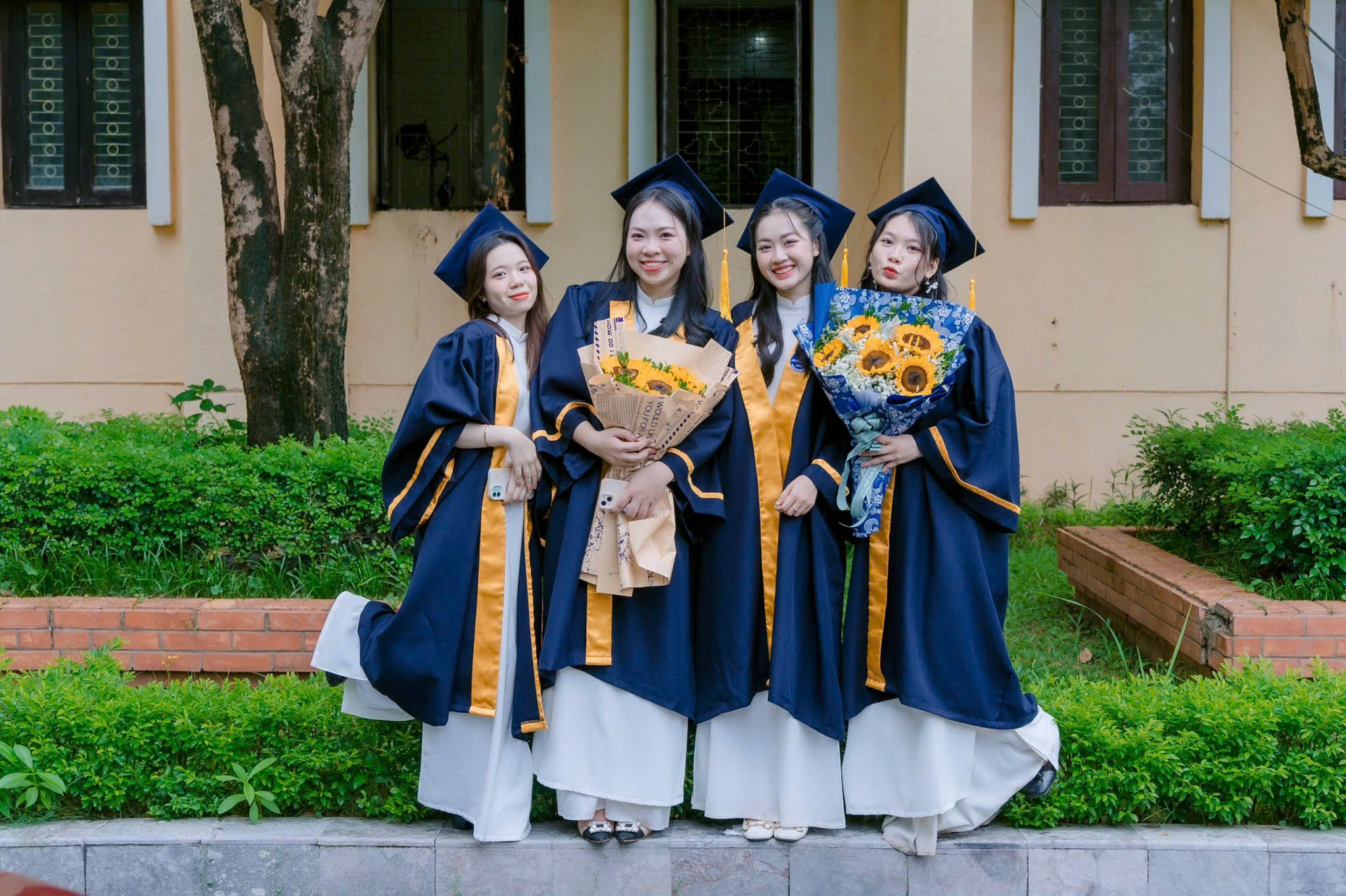 áo tốt nghiệp đại học sư phạm