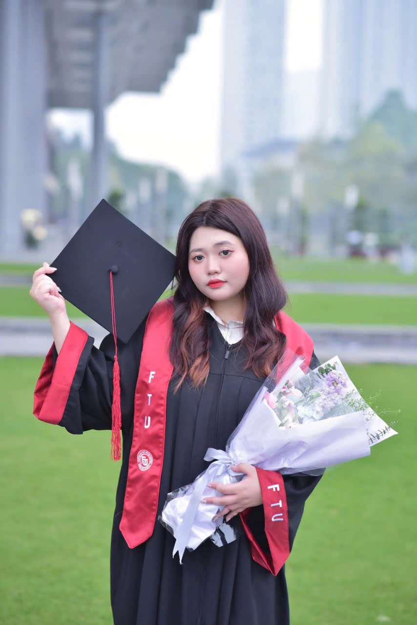 thuê áo tốt nghiệp đại học ngoại thương