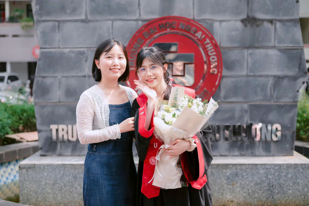 thuê áo tốt nghiệp đại học ngoại thương