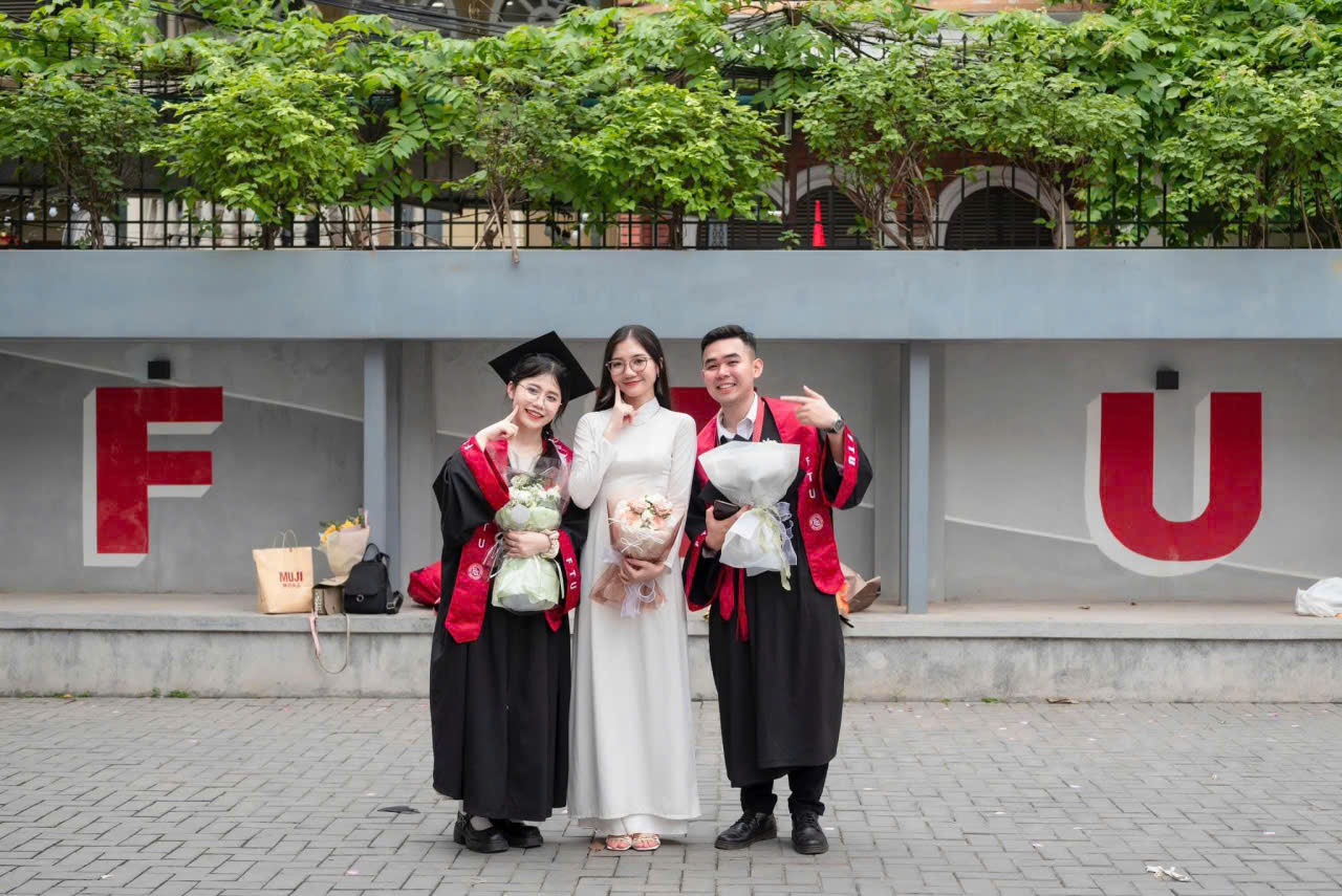 Thuê áo cử nhân FTU