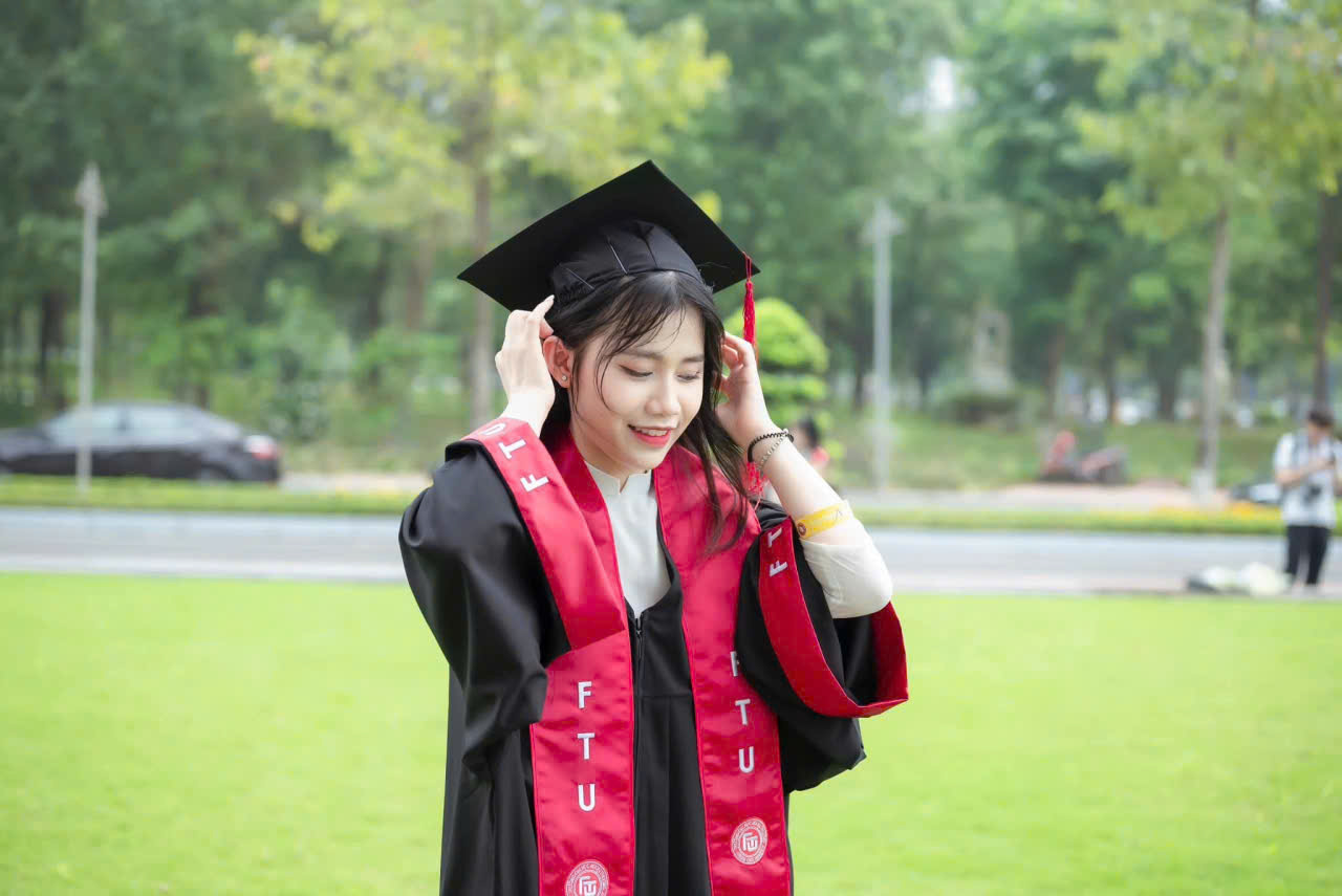 áo cử nhân Đại học Ngoại thương
