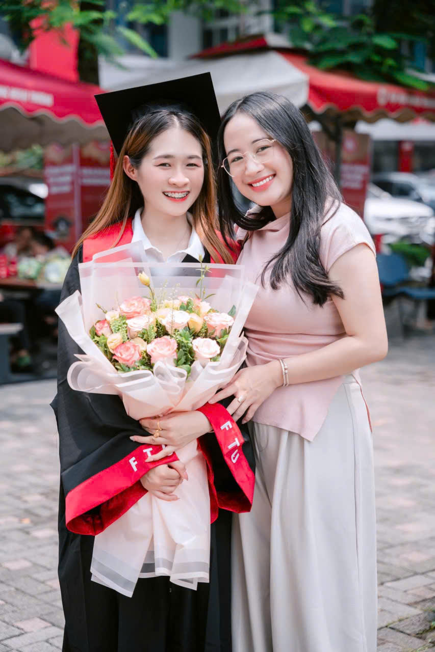 Thuê áo tốt nghiệp đại học ngoại thương